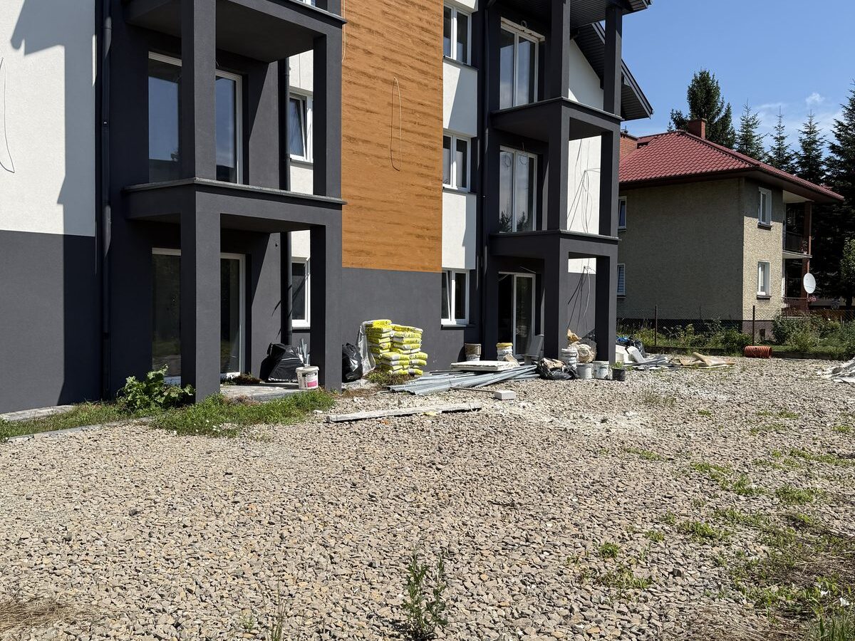 Balkony z grafitową konstrukcją i pasem drewna